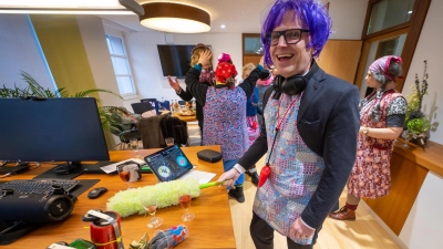 So kennt man Landrat Dr. Christian von Dobschütz aus dem Sitzungssaal eher weniger. Als Frau verkleidet, mit Putzwuschel und Schürze, bei einem kleinen DJ-Set. (Foto: Mirko Fryska)