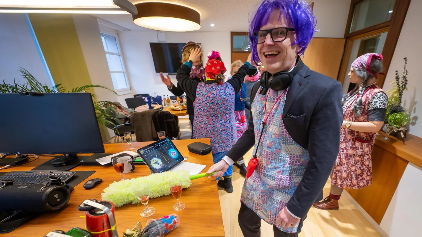 So kennt man Landrat Dr. Christian von Dobschütz aus dem Sitzungssaal eher weniger. Als Frau verkleidet, mit Putzwuschel und Schürze, bei einem kleinen DJ-Set. (Foto: Mirko Fryska)