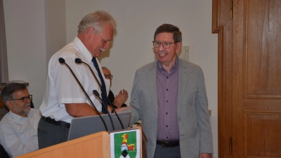 Wolfgang Schobert (rechts) wurde nach 36 Jahren im Neustädter Baugestaltungsbeirat von Bürgermeister Klaus Meier verabschiedet. (Foto: Patrick Lauer)