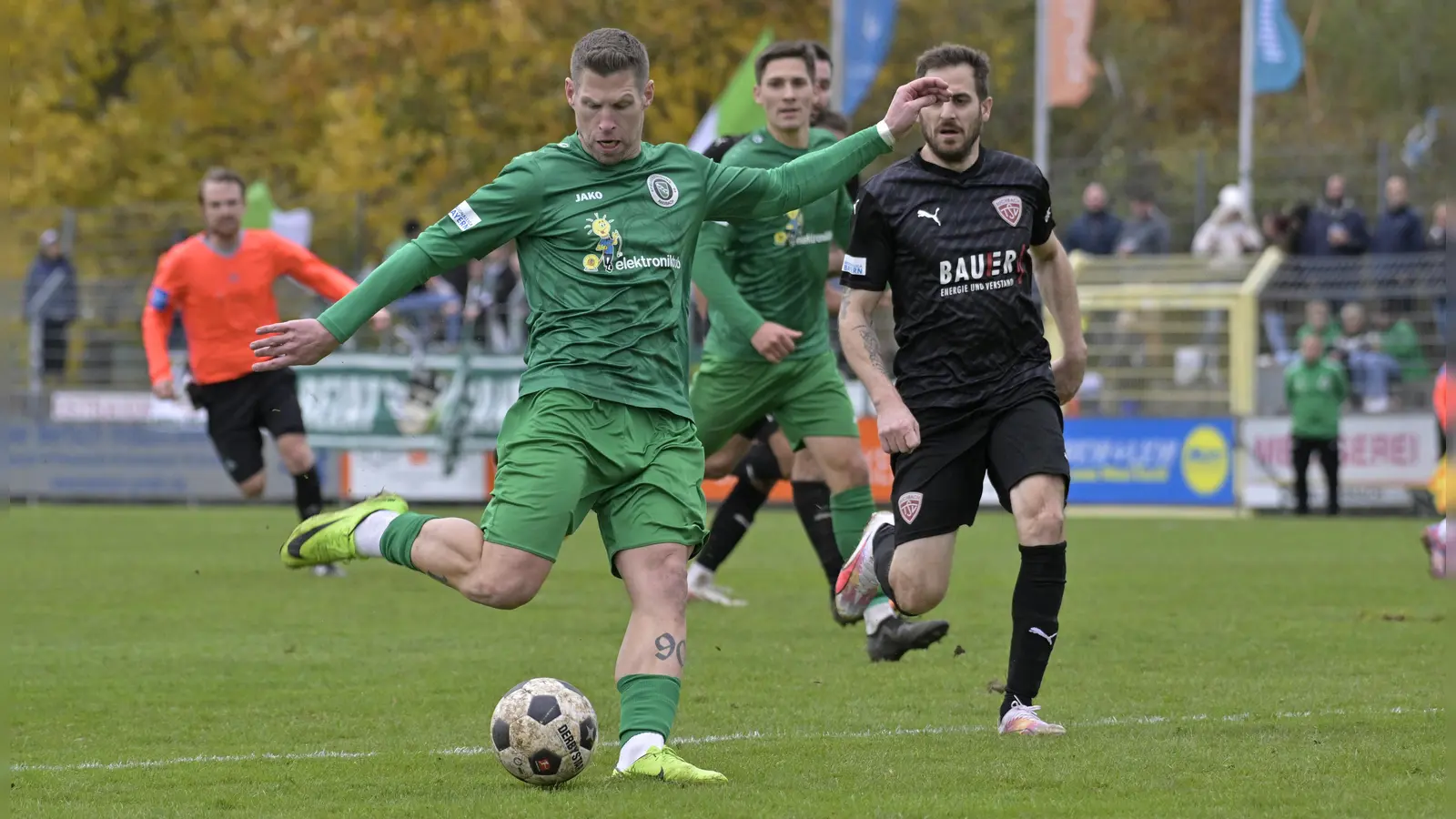 Bastian Herzner (am Ball, hier noch im Trikot der SpVgg Ansbach) wechselt zum TSV Marktbergel. (Foto: Martin Rügner)