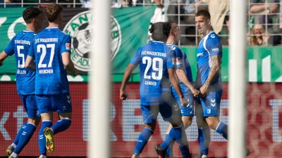 Die Spieler des 1. FC Magdeburg bejubeln das erste von zwei Toren von Mateusz Zukowski (r.). (Foto: Bernd Thissen/dpa)