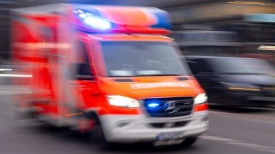 Der Radfahrer wurde mit mittelschweren Verletzungen ins Krankenhaus gebracht. (Symbolbild) (Foto: Monika Skolimowska/dpa)