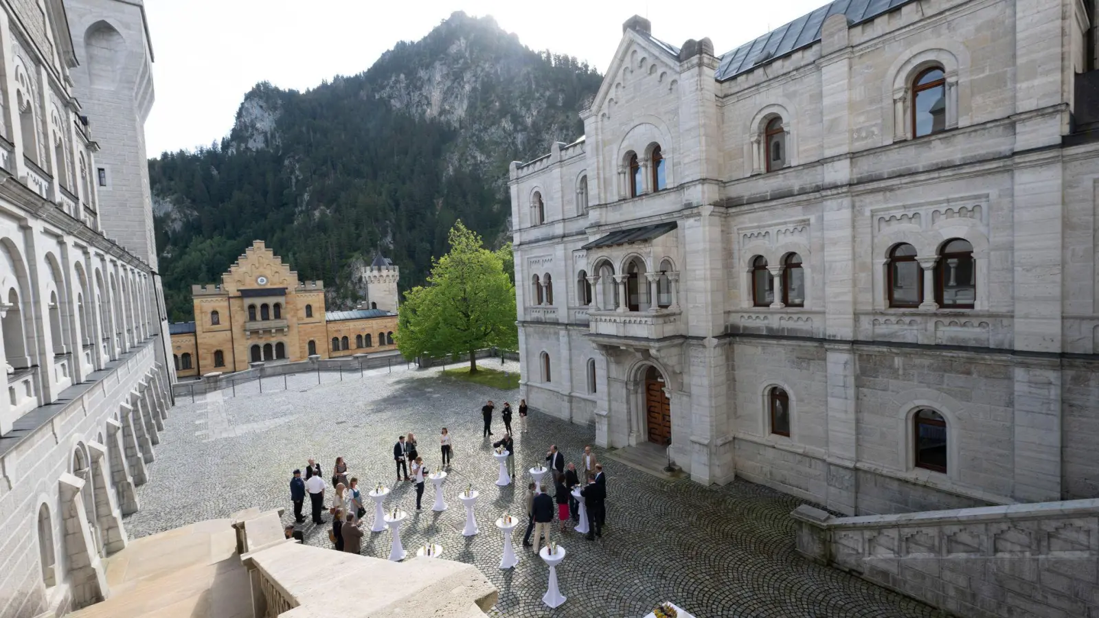 Im August finden im oberen Schlosshof von Schloss Neuschwanstein Konzerte unter freiem Himmel statt. (Foto: Peter Kneffel/dpa)