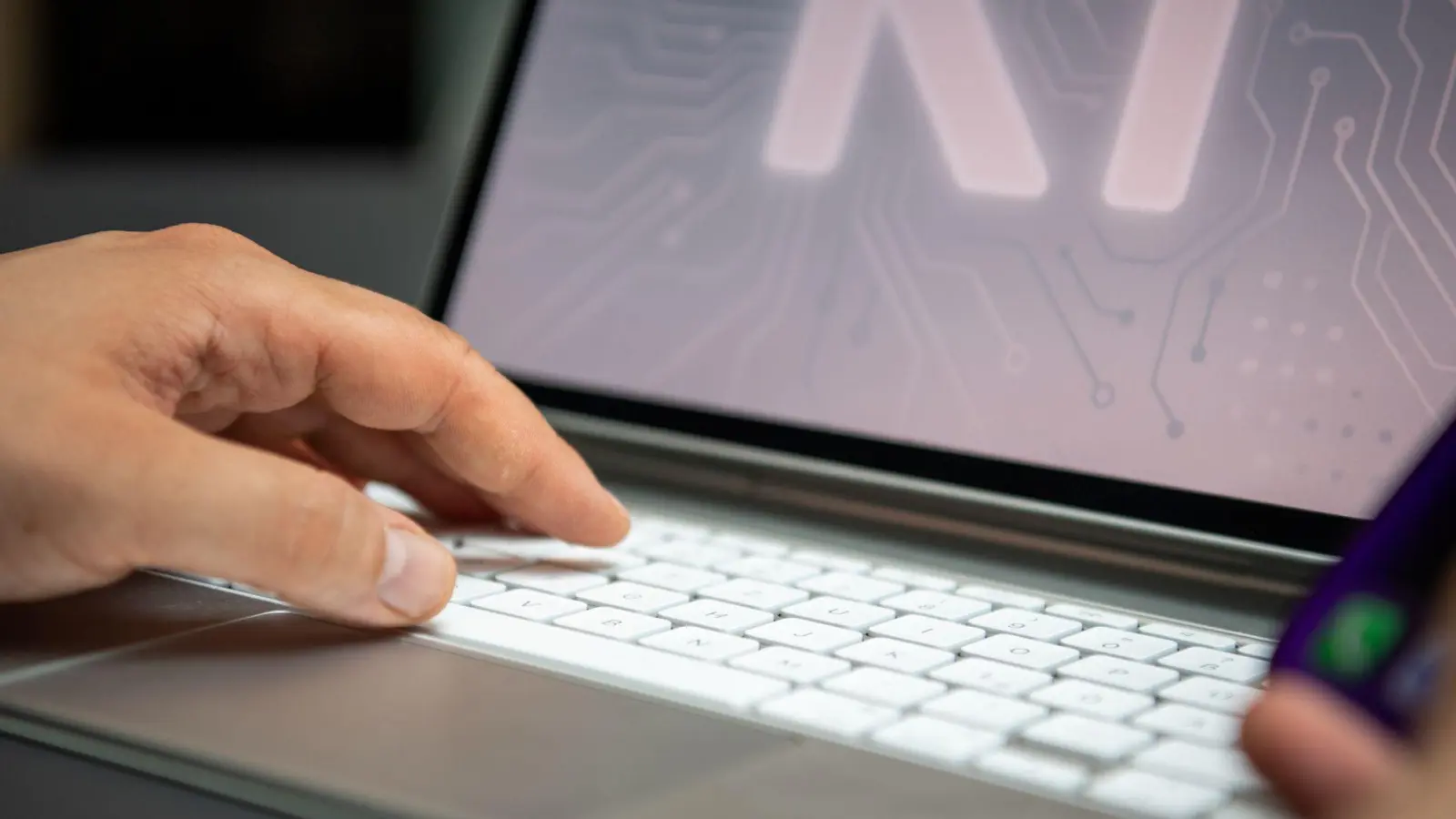 Wer generative Künstliche Intelligenz für Hausarbeiten nutzt und dies verschweigt, riskiert das Nichtbestehen der Prüfung. (Foto: Nico Tapia/dpa-tmn)
