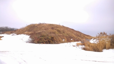 An der Erdaushubdeponie am Kesselfeld haben vorbereitende Arbeiten für die Rekultivierung begonnen. (Foto: Markus Weinzierl)