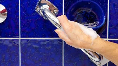 Fester Halt im Bad: Haltegriffe an Dusche oder Badewanne geben Sicherheit und können helfen, gefährliche Stürze zu vermeiden. (Foto: Kai Remmers/dpa-tmn)