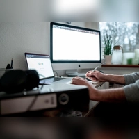Wer häufig im Homeoffice arbeitet, sollte seinen Stromverbrauch im Blick behalten. (Foto: Fabian Strauch/dpa/dpa-tmn)