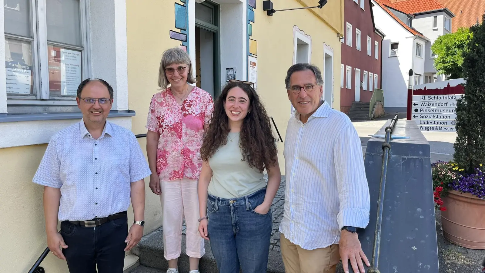 Zum Auftakt des Rundgangs durch den Wohnort der Vorfahren (von links): Bechhofens zweiter Bürgermeister Martin Günther und Heimatpflegerin Claudia Dommel empfingen Adina und Steven Bechhofer. (Foto: Johannes Flierl)