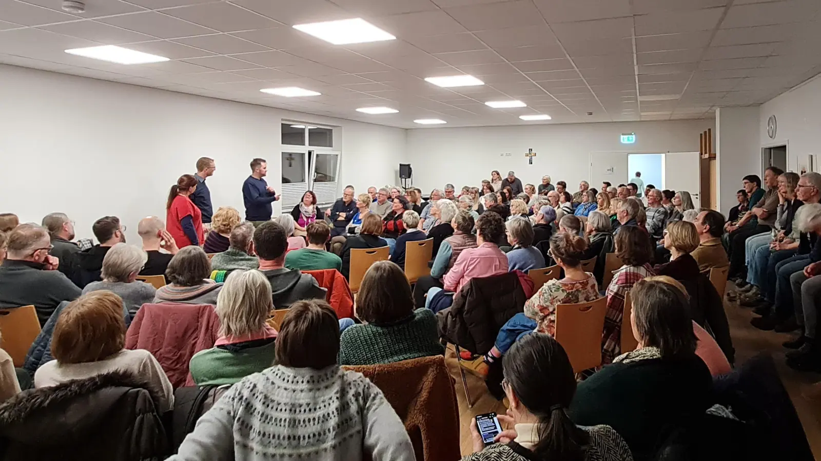 Pickepackevoll war der Saal im Haus der Kirche, als zwei Aussteiger von ihrem Bruch mit den Zeugen Jehovas beziehungsweise der AfD berichteten.  (Foto: Patrick Lauer)