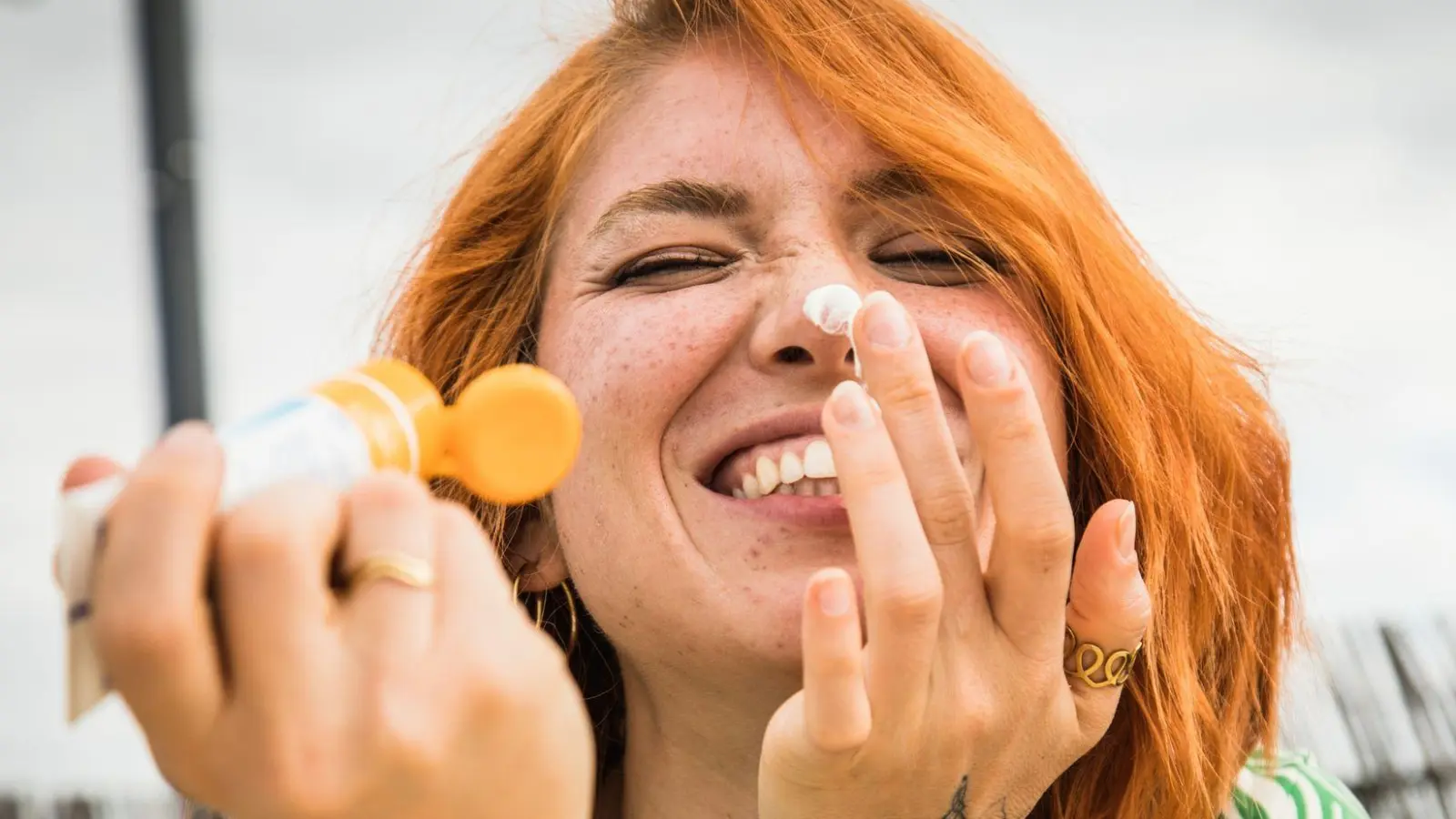 Sonnencreme ist längst nicht gleich Sonnencreme: Es gibt verschiedene UV-Filter - mit unterschiedlichen Auswirkungen auf die Umwelt. (Foto: Christin Klose/dpa-tmn)