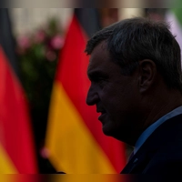 Je höher der Druck auf Kanzler Merz steigt, desto häufiger fällt auch der Name von Markus Söder als möglicher Nachfolger.  (Foto: Peter Kneffel/dpa)