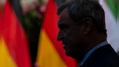 Je höher der Druck auf Kanzler Merz steigt, desto häufiger fällt auch der Name von Markus Söder als möglicher Nachfolger.  (Foto: Peter Kneffel/dpa)