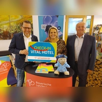 Rüdiger Eckardt sowie Caroline und Otto Weigand (von links) freuen sich über die Kooperation von Landesgartenschau und Vital Hotel. (Foto: Katrin Merklein)
