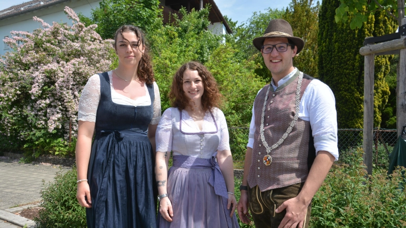 Svenja Durst (links) und Rebecca Pfeiffer (Mitte) vom Touristikservice Wassertrüdingen und Neu-Bürgermeister Jörg Edelmann zogen ein positives Resümee ihres ersten gemeinsamen Heimat- und Volksfestes. (Foto: Peter Tippl)