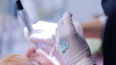 Wirbel um Zahnarztbesuche. Heute zahlt die Krankenkasse feste Zuschüsse. (Archivbild) (Foto: Rolf Vennenbernd/dpa)