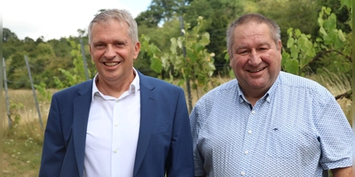 Klaus Luckert (links) und ÜWG-Obmann Dr. Gerhard Heim sind sich einig: Der amtierende Vizebürgermeister soll bei den kommenden Wahlen für die Überparteilichen antreten. (Foto: Andreas Reum)