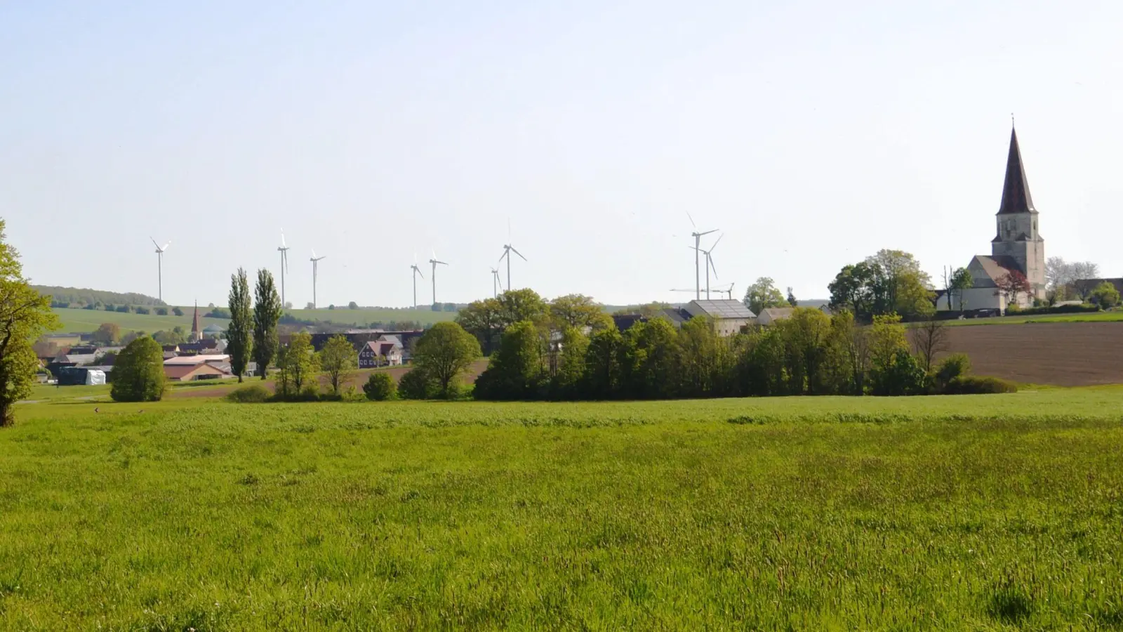 Windräder prägen die Landschaft rund um den Wassertrüdinger Ortsteil Obermögersheim. (Foto: Peter Tippl)