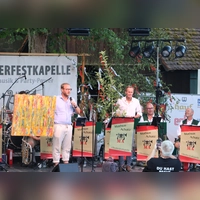 Der Edenkobener Stadtbürgermeister Daniel Poth (links) und Dinkelsbühls OB Dr. Christoph Hammer tauschten anlässlich des 70. Geburtstages der Städtefreundschaft Geschenke aus. (Foto: Martina Haas)