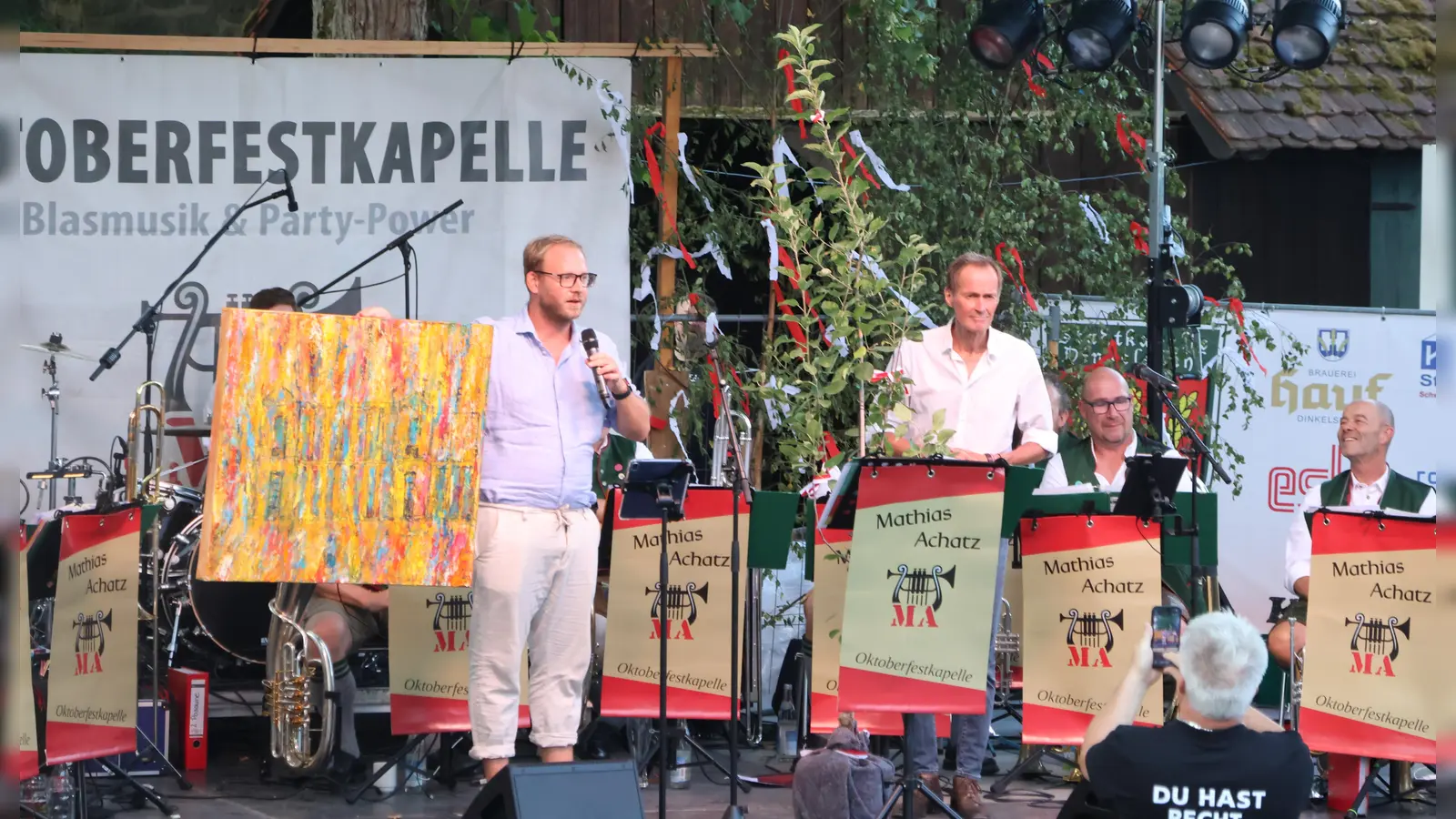 Der Edenkobener Stadtbürgermeister Daniel Poth (links) und Dinkelsbühls OB Dr. Christoph Hammer tauschten anlässlich des 70. Geburtstages der Städtefreundschaft Geschenke aus. (Foto: Martina Haas)