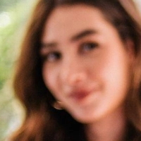 Bevor es komische Blicke gibt: Vor dem Erzählen kurz prüfen, ob echtes Vertrauen schon da ist – oder ob man es gerade erzwingen will. (Foto: Zacharie Scheurer/dpa-tmn)