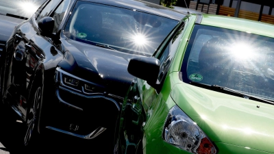 Auch im Auto kann lange Sonneneinstrahlung zu Sonnenbrand, Hautalterung und Krebs führen. (Foto: Britta Pedersen/dpa-Zentralbild/dpa-tmn)