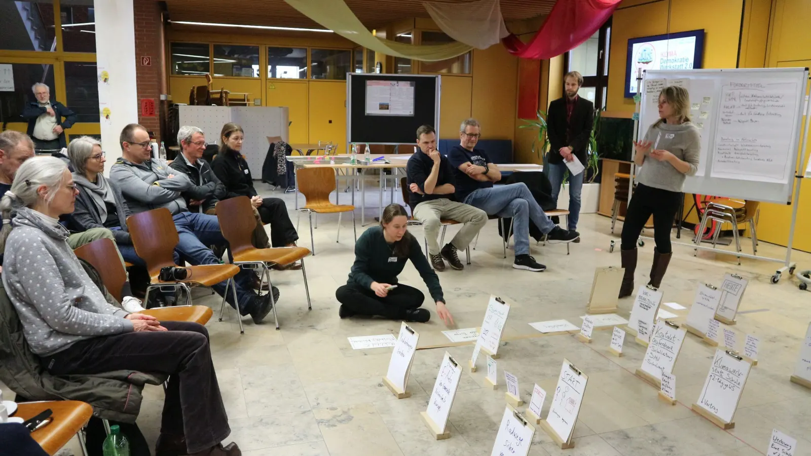 Notfalls auch mal im Schneidersitz auf dem Boden: Bei der zweiten Auflage der Klimawerkstatt in Diespeck waren die Teilnehmer an beiden Tagen mit viel Engagement bei der Sache. (Foto: Rainer Fritsch)