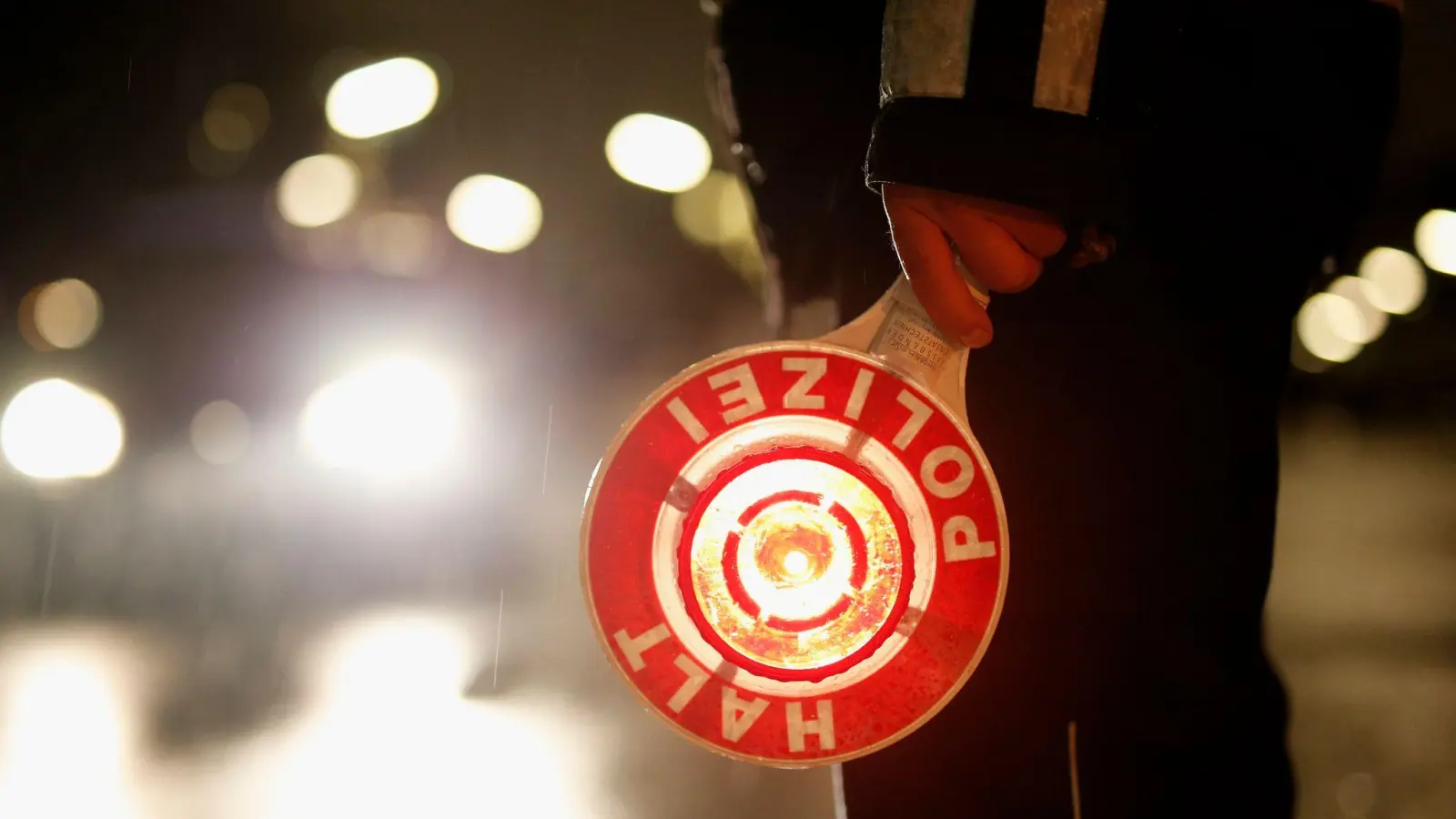 Bei einer Fahndungskontrolle fiel der Polizei ein Fahrer eines teuren Neuwagens auf, der wohl am falschen Ende gespart hatte. (Symbolbild: Joern Pollex/dpa)