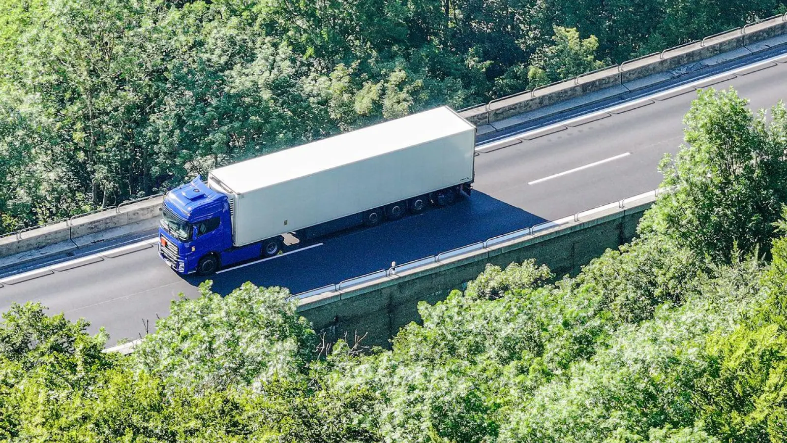 Der Lastwagen mit entzündlichem Gefahrgut steht auf der Autobahn 8 in Fahrtrichtung München. (Foto: Jason Tschepljakow/dpa)