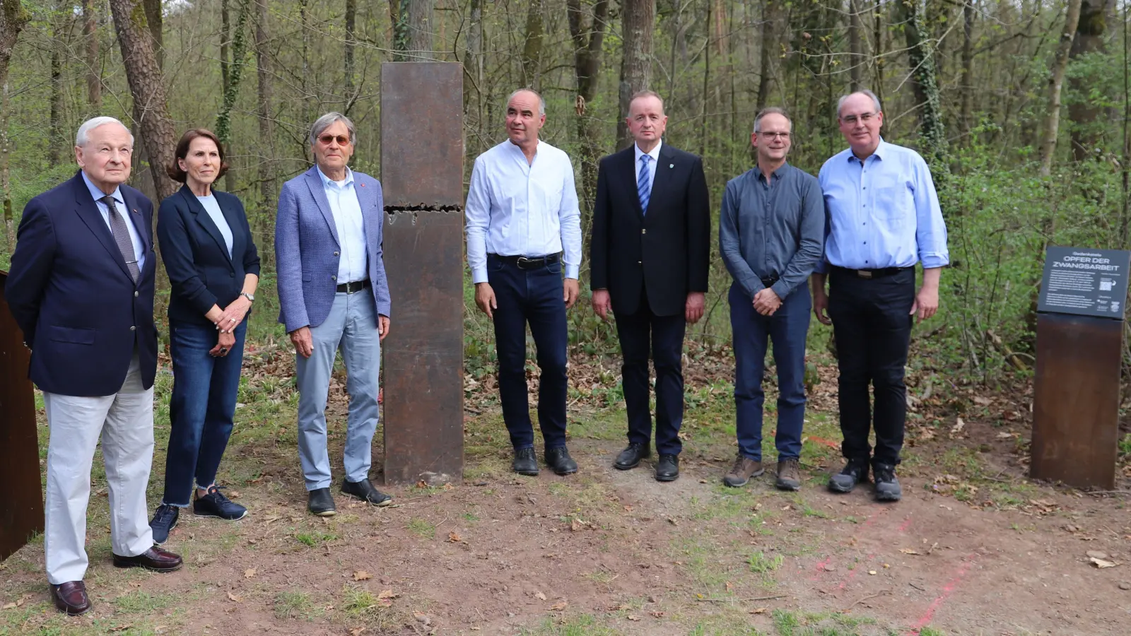 Die Gedenkstele ist enthüllt. Zum Bild stellten sich: Ehrenbürger und Stifter Friedrich Hilterhaus, Brigitte Rödel von der Hilterhaus-Stiftung, Ulrich Rach von der Bürgerbewegung für Menschenwürde, Künstler Thomas Röthel, OB Thomas Deffner sowie die Historiker Dr. Frank Fätkenheuer und Alexander Biernoth (von links). (Foto: Oliver Herbst)