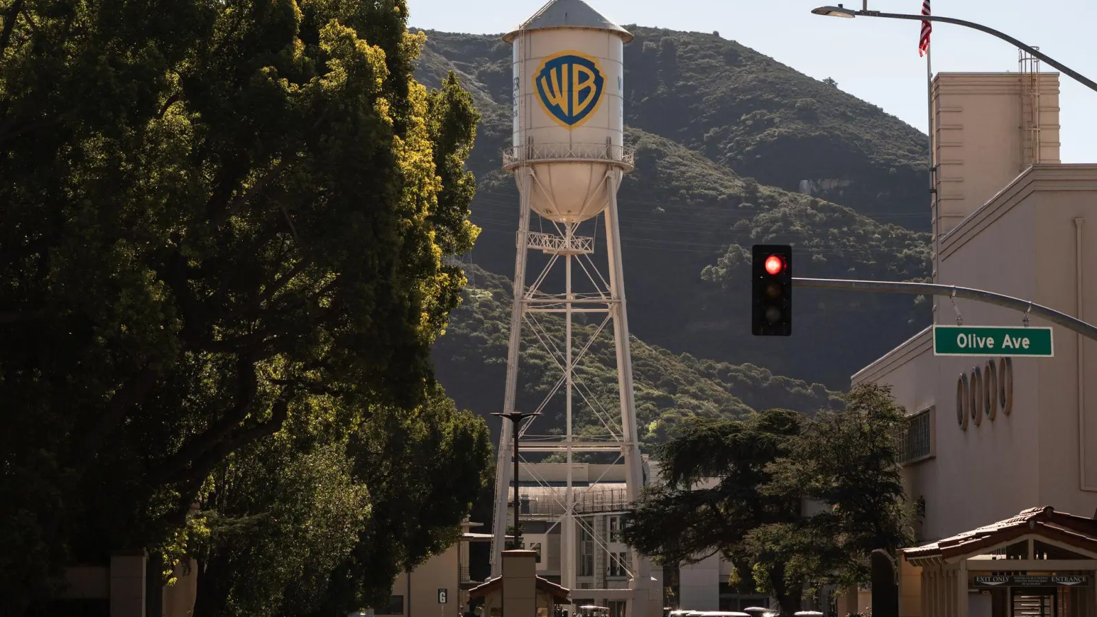 Warner Brothers dürfte auf dem Weg zur Übernahme durch Paramount sein. (Archivbild) (Foto: Jae C. Hong/AP/dpa)