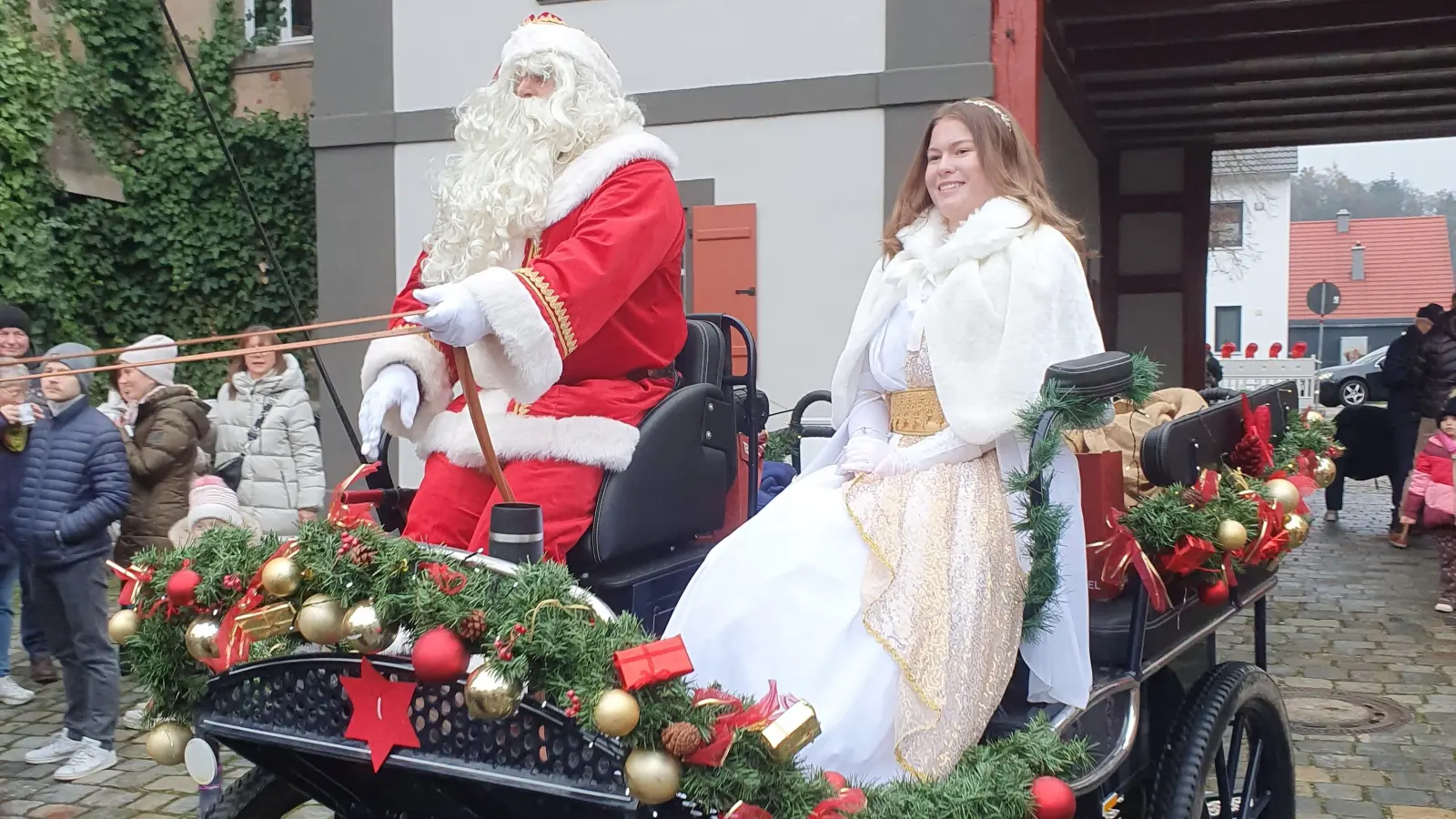 Christkind Ronja Schnell und Nikolaus Sören Menke fuhren stilecht in der Kutsche über den Lichtenauer Weihnachtsmarkt. (Foto: Martin Schnell)