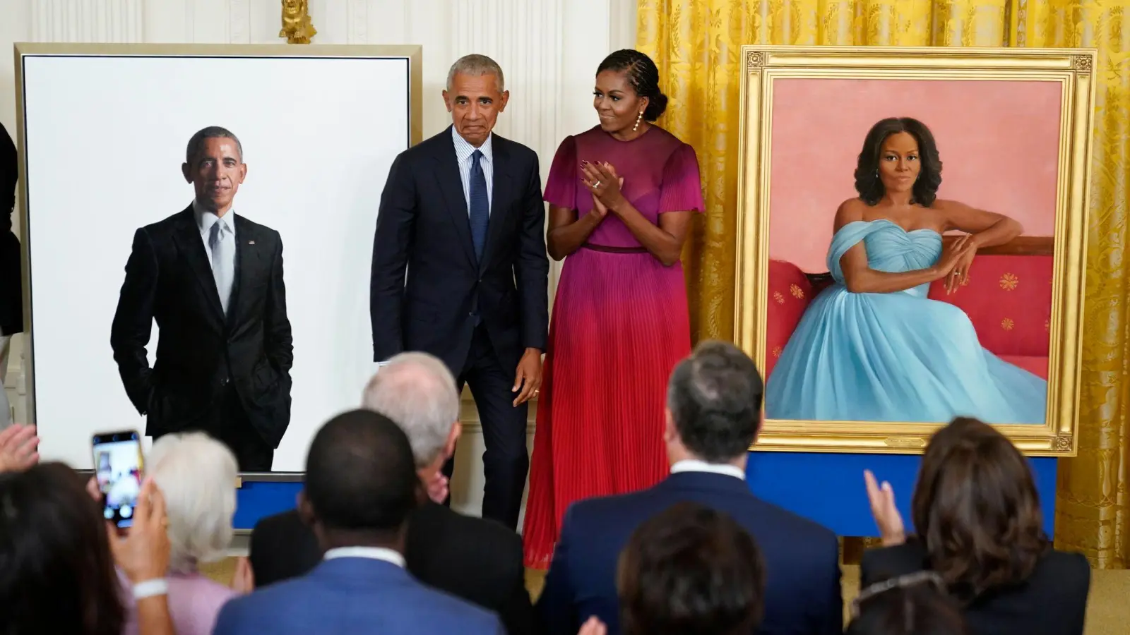 Ex-US-Präsident Barack Obama und die ehemalige First Lady Michelle Obama bei der Enthüllung ihrer offiziellen Porträts im Weißen Haus. (Foto: Andrew Harnik/AP/dpa)