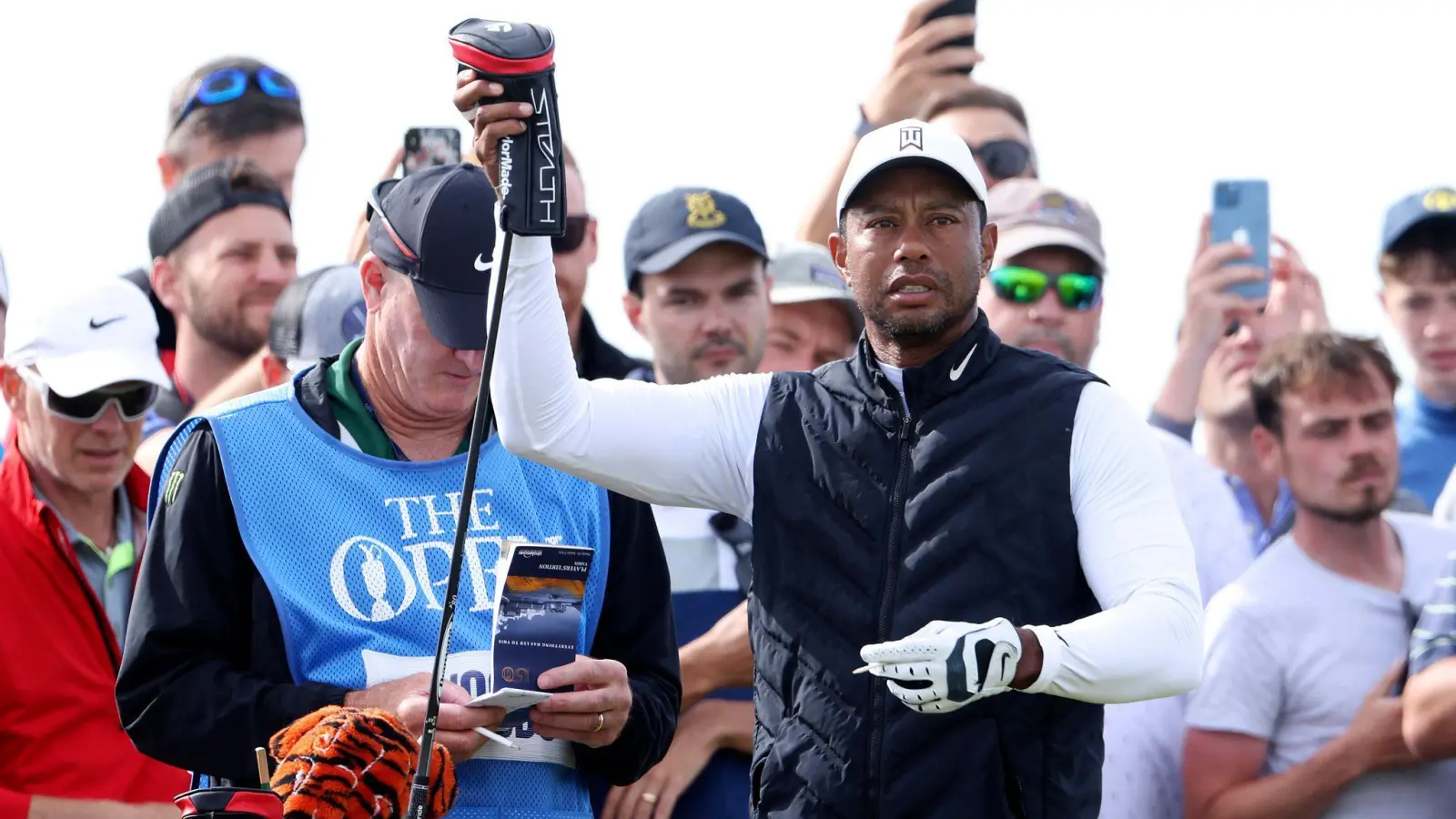 Begeistert die Massen in England: Tiger Woods. (Foto: Peter Morrison/AP/dpa)