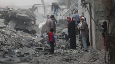 Menschen versammeln sich auf den Trümmern eines zerstörten Gebäudes nach einem Luftangriff im Flüchtlingslager Maghazi im Zentrum des Gazastreifens. (Foto: Uncredited/XinHua/dpa)