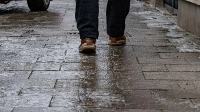 Werden vereiste Gehwege nicht gestreut, machen Eigentümerinnen und Eigentümer sich schadenersatzpflichtig, sollten Passanten stürzen. (Foto: Armin Weigel/dpa/dpa-tmn)