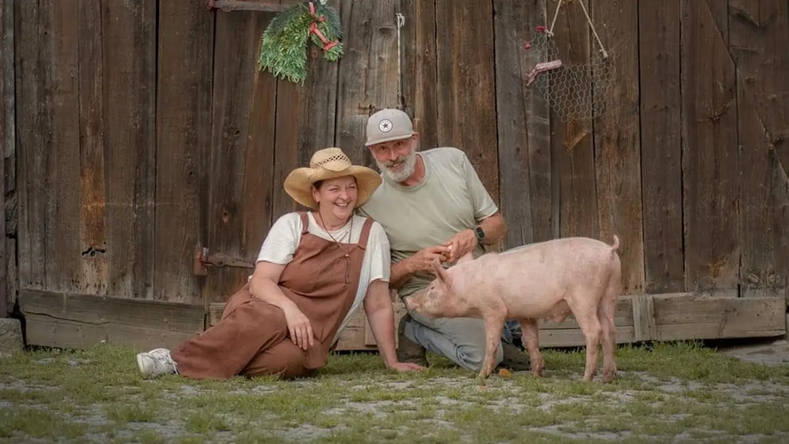 Simone Dietrich und Horst Büchs sind die Seelen der Siho-Ranch in Prühl: Sie päppeln Findeltiere und gequälte Kreaturen wieder auf. (Foto: Claudias Fotomomente)