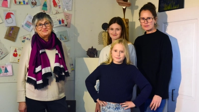 Teile der Familie Fabi in der Galerie im Burggarten. Verschiedene Werke der Familienmitglieder werden dort in einer Ausstellung vereint gezeigt.  (Foto: Irmeli Pohl)