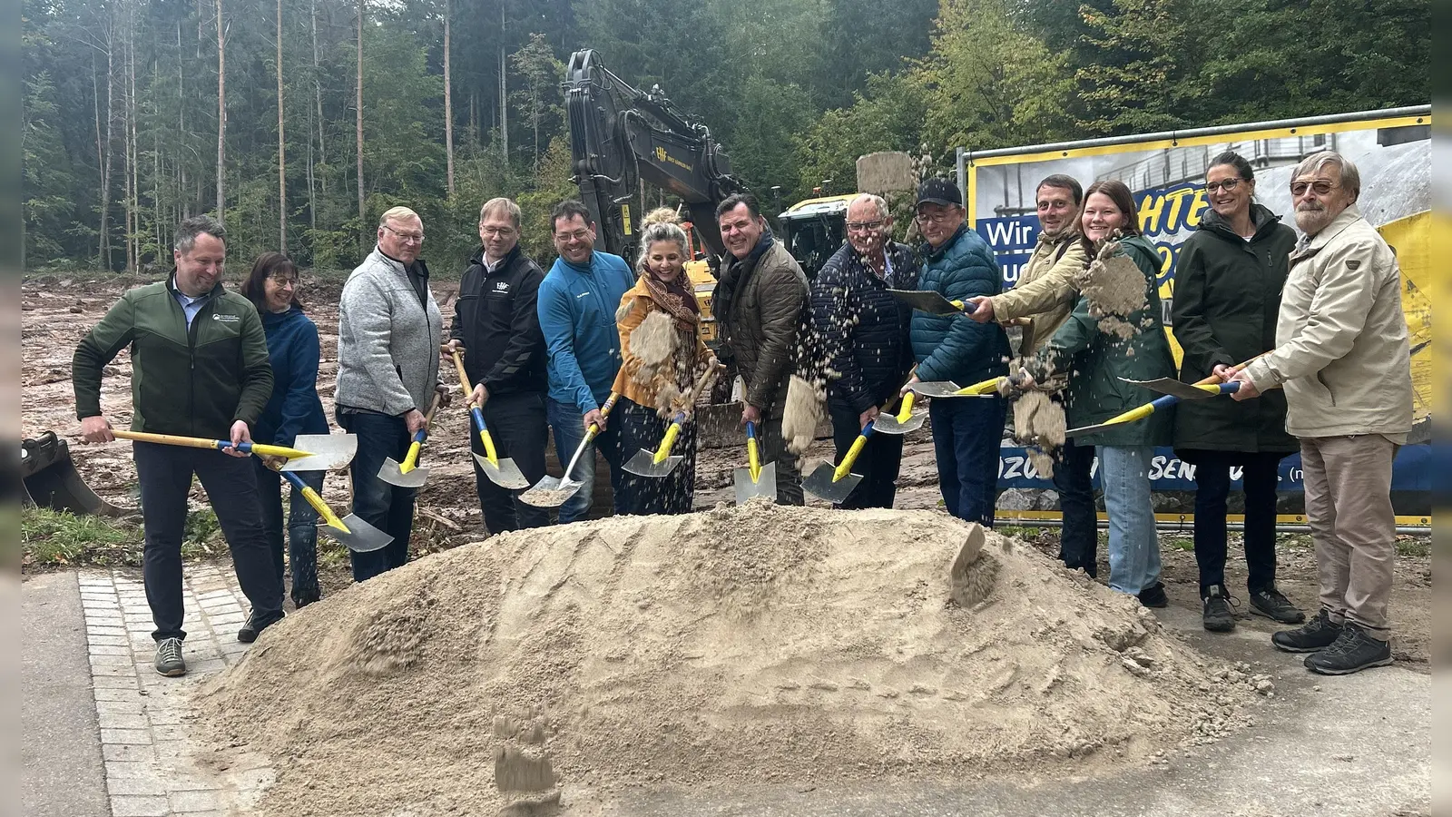 Am Freitag erfolgte der offizielle Spatenstich zum Radwegbau zwischen Rauenzell und Burgoberbach, bereits ab Montag ist die Straße für den Verkehr gesperrt. (Foto: Florian Pöhlmann)