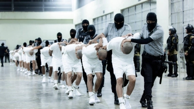 Bürgerrechtler bezweifeln, dass es sich bei allen Abgeschobenen wirklich um Bandenkriminelle handelt. (Foto: Uncredited/El Salvador presidential press office via AP/dpa)