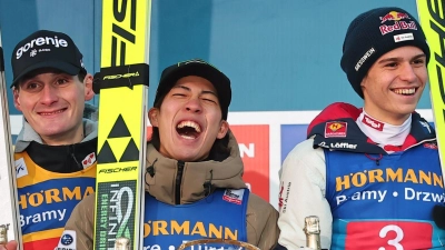 Domen Prevc (l) stand diesmal nicht als Sieger auf dem Podium. (Foto: Daniel Karmann/dpa)