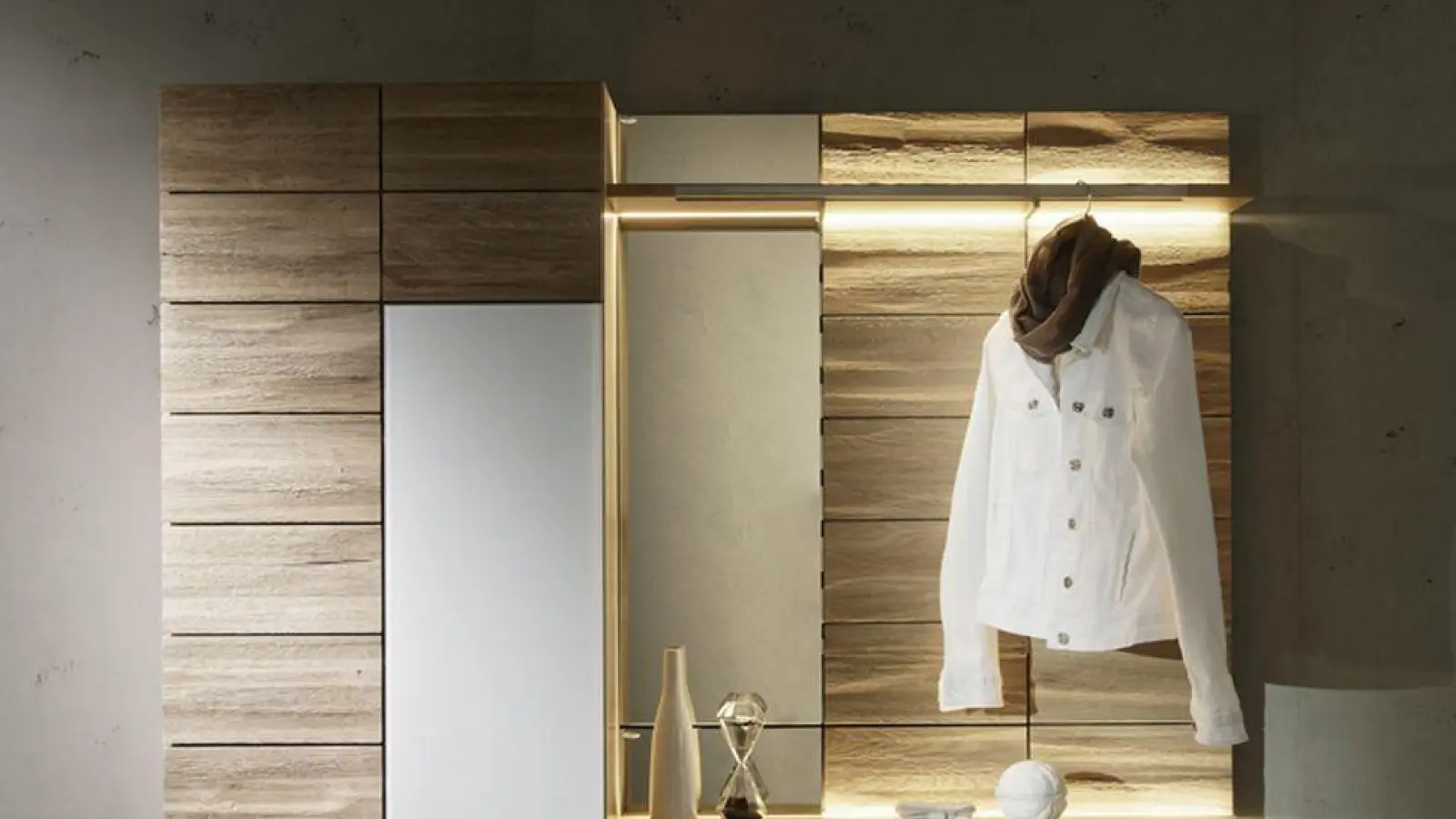 Ein Schrank mit Spiegel und Beleuchtung im Flur sorgt für Stauraum und ist praktisch, um kurz einen Blick aufs Outfit zu werfen. (Foto: Voglauer/DGM/dpa-tmn)