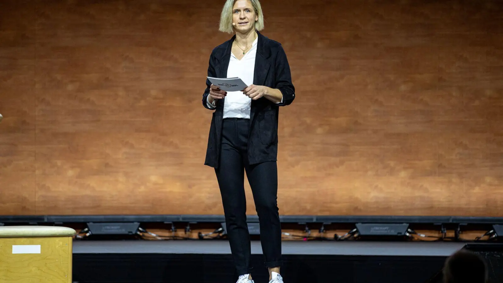 Laura Ludwig warb mit einer emotionalen Rede für das Großereignis.  (Foto: Laszlo Pinter/dpa/Laszlo Pinter)