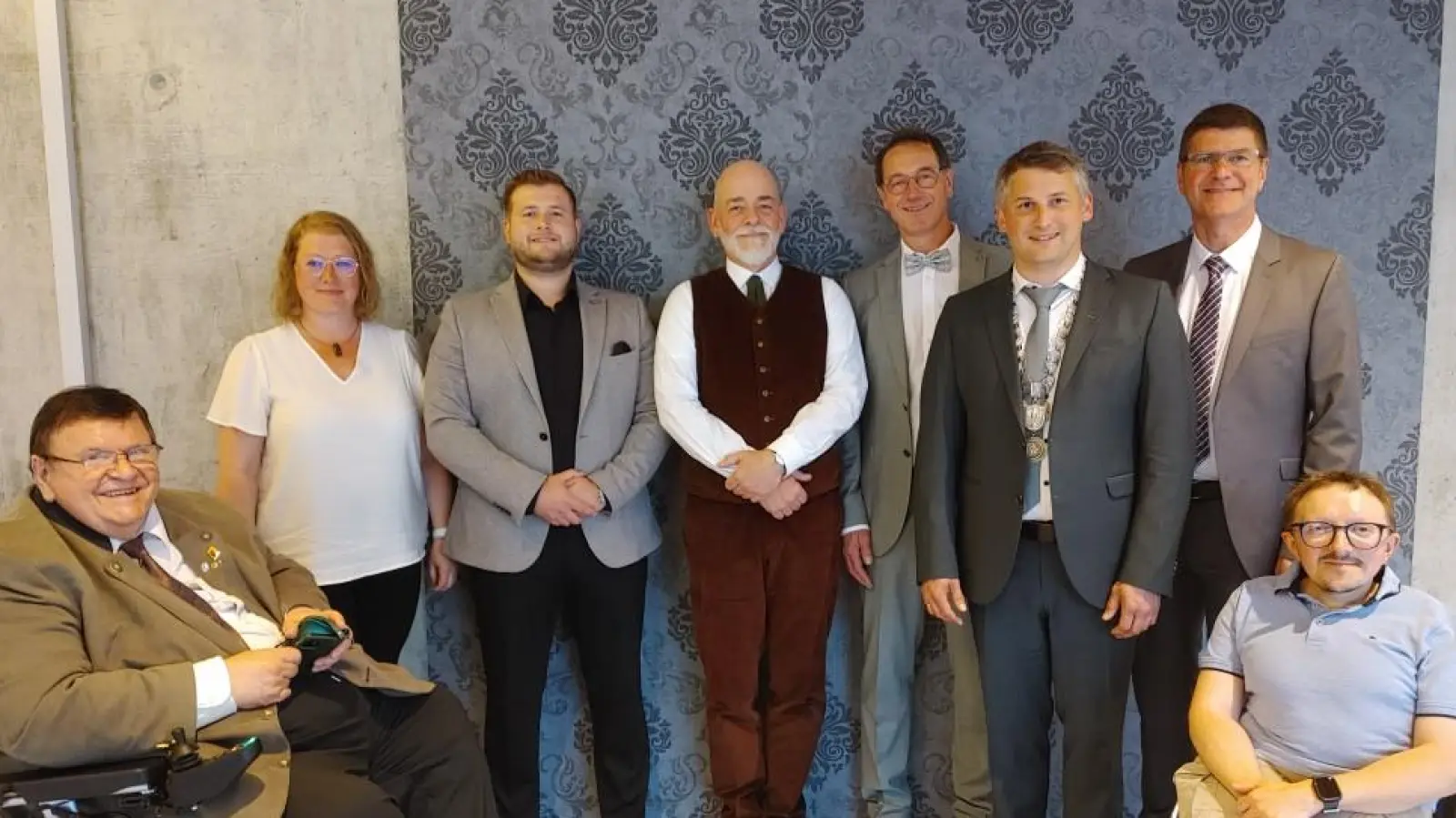 Neu im Stadtrat, von links: Dr. Benno Bulitta, Monika Hartmann, Dennis Neumeister, Michael Lappler, Erhard Wolf, Bürgermeister Philipp Flierl, Matthias Helm und Hans Wattenbach. (Foto: Katrin Merklein)