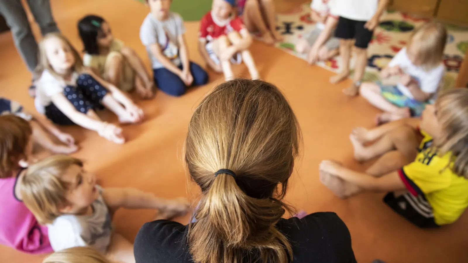 Für Eltern bedeutet der ganztägige Betreuungsanspruch in der Grundschule bessere Möglichkeiten, Beruf und Familie zu vereinbaren. Die Kommunen haben aber noch Probleme, den Anspruch wie geplant ab 2026 in die Praxis umzusetzen. (Symbolfoto: epd/Jan Tepass)