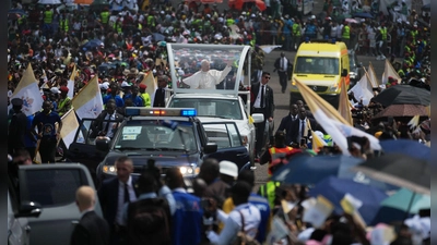 Papst Leo XIV. feiert in Kamerun die bislang größte Messe seiner Amtszeit. (Foto: Andrew Medichini/AP/dpa)