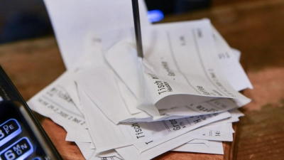 Papierbons sollen bald der Vergangenheit angehören. (Foto: Jens Kalaene/dpa-Zentralbild/dpa)