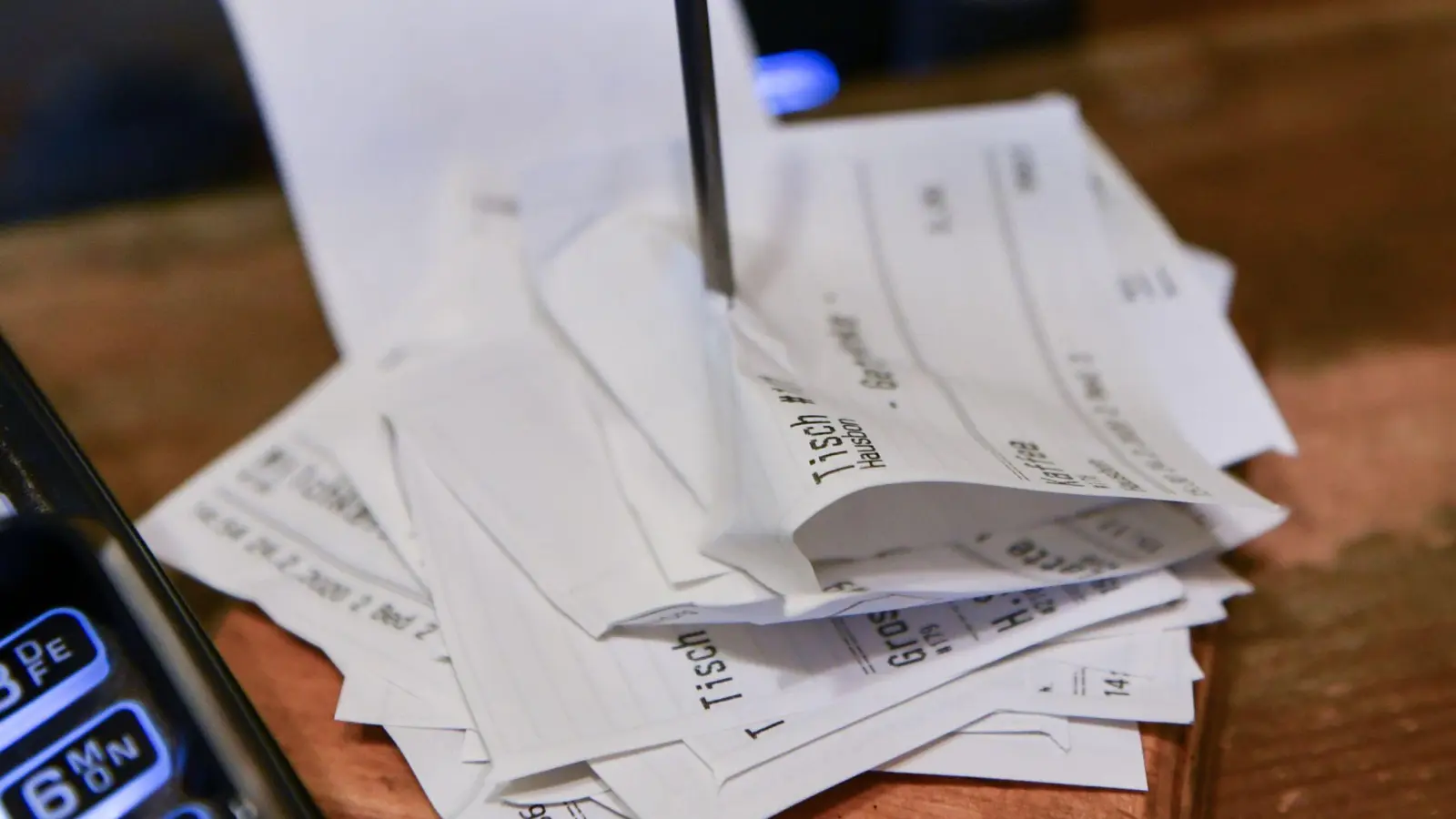 Papierbons sollen bald der Vergangenheit angehören. (Foto: Jens Kalaene/dpa-Zentralbild/dpa)
