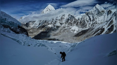 Das kurze Zeitfenster für den Gipfelsturm zum Mount Everest öffnet sich bald, doch der Weg vom Basislager ist noch versperrt. (Archivbild) (Foto: Pasang Rinzee Sherpa/AP/dpa)