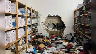 Durch ein großes Loch in der Wand waren die Täter in den Tresorraum gelangt. (Archivbild) (Foto: -/Polizei Gelsenkirchen/dpa)