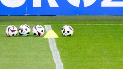 Fußball, Vorbereitung auf die UEFA Euro 2024, Training Niederlande, Fußbälle liegen vor einem Schriftzug Euro 2024 bei einer öffentlichen Trainingseinheit der niederländischen Fußballnationalmannschaft im AOK Stadion vor der Fußball-Europameisterschaft 2024 in Deutschland. (Foto: Julian Stratenschulte/dpa)